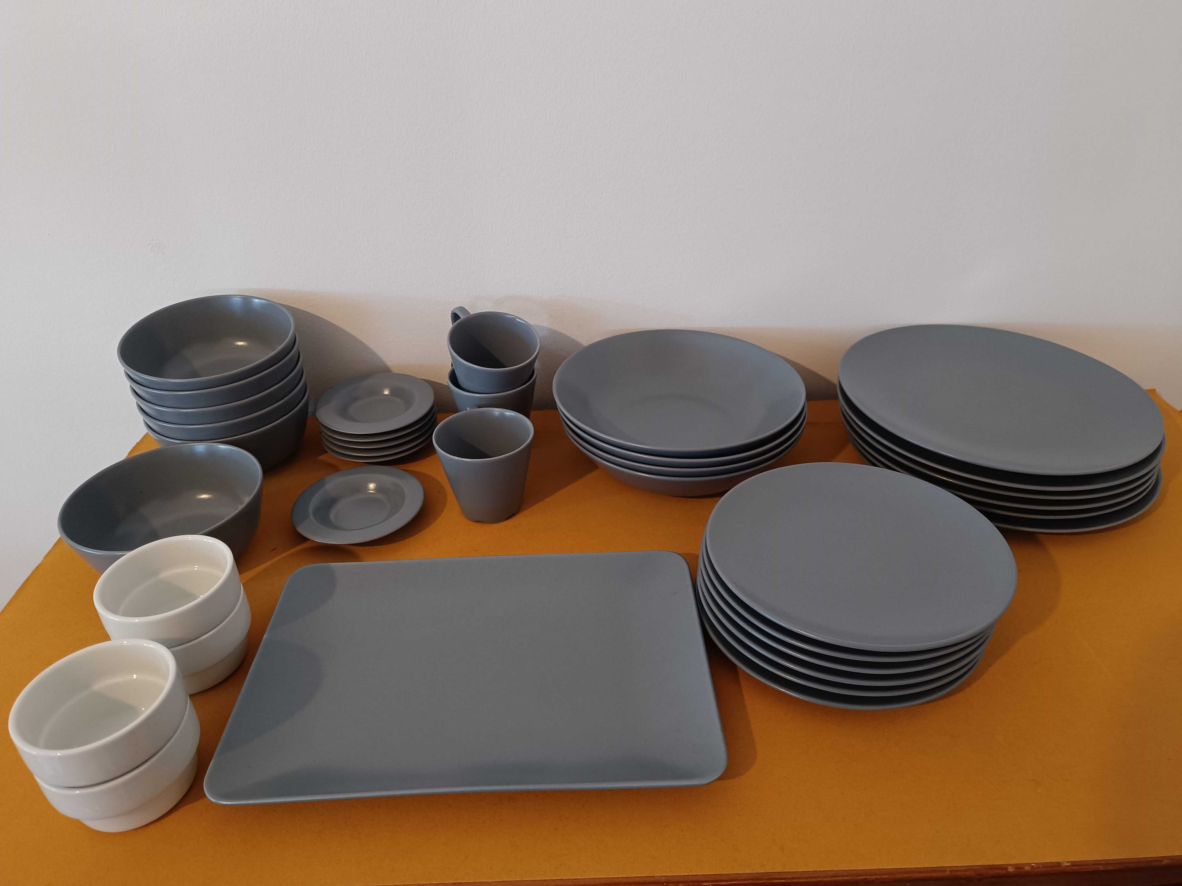 Conjunto grande de loiça e talheres