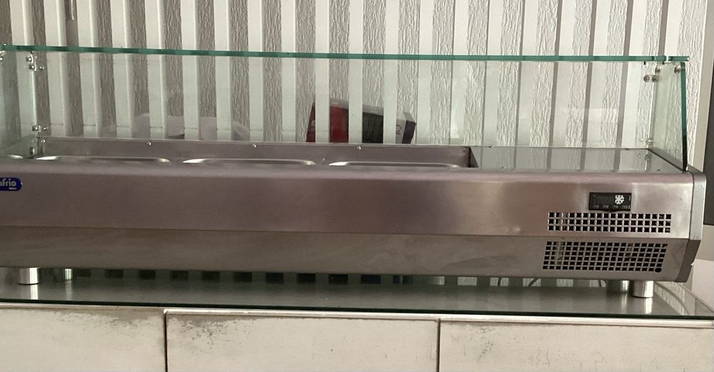 Vitrine com  refrigeração  ( saladette)