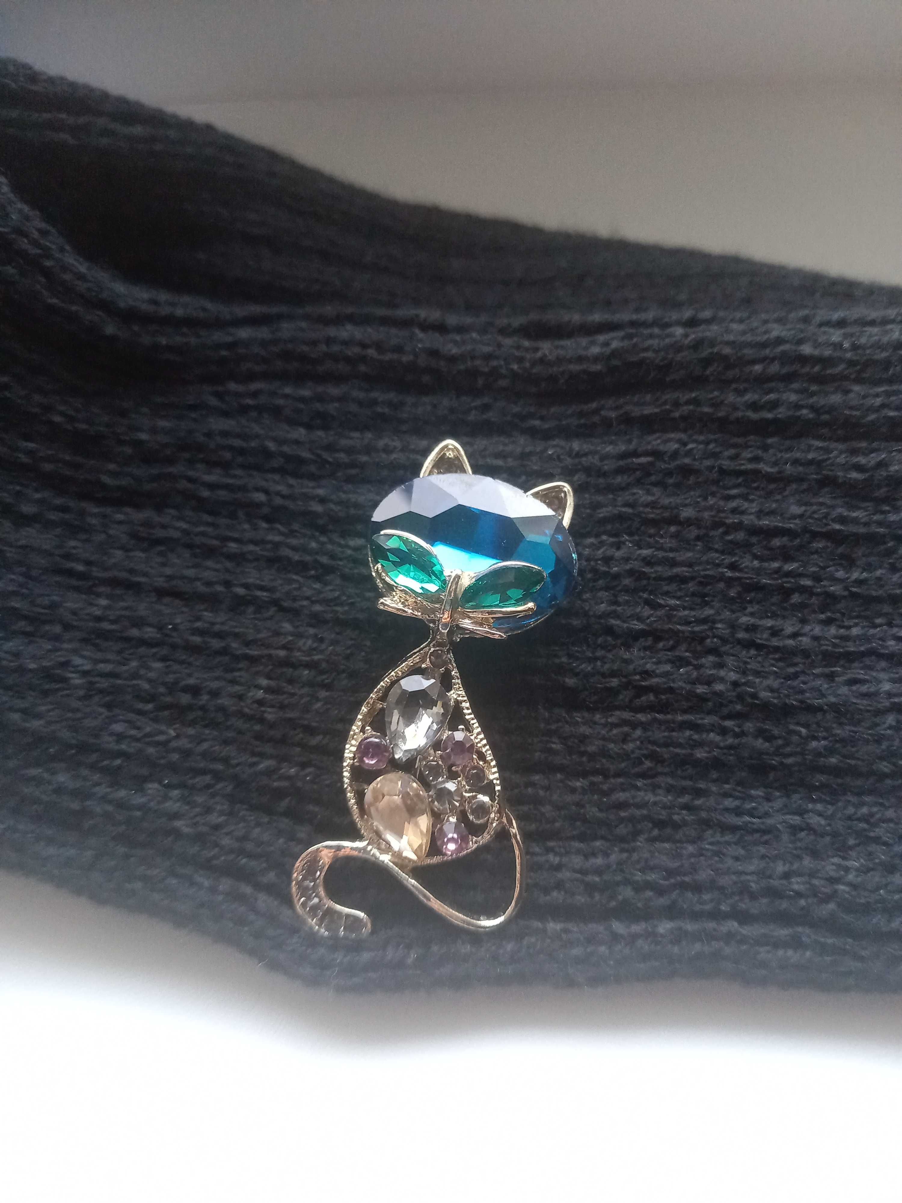 Elegancka broszka