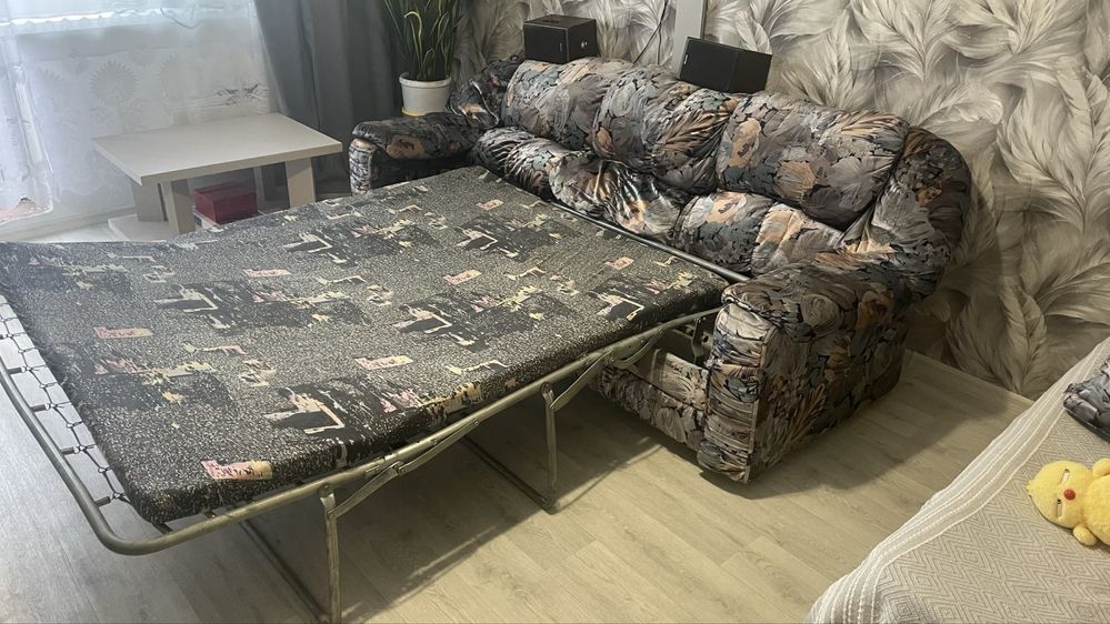 Продам диван в спальню или на пертяжку.