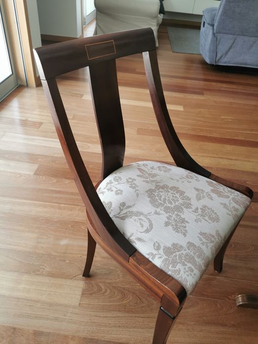 Vendo mesa de jantar extensível e 8 cadeiras