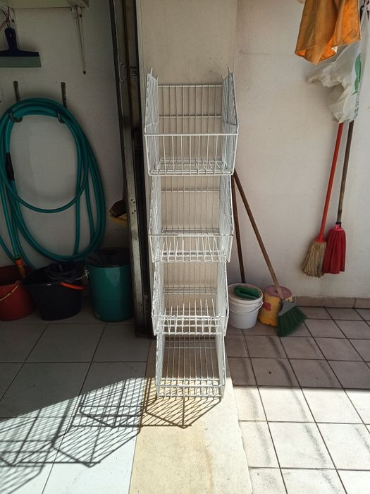 15 malas, caixas, varias utilidades, 4 cestos ferro
