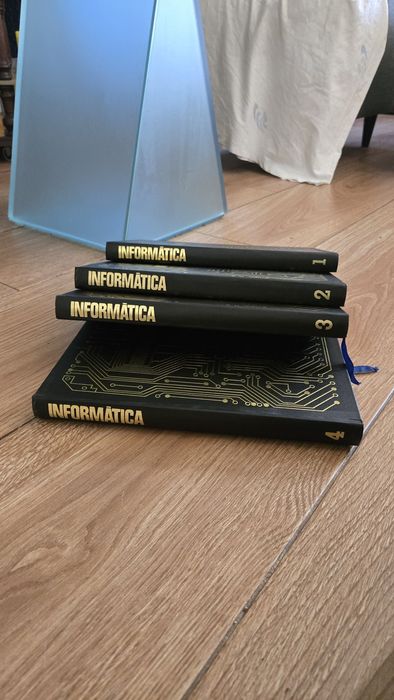 Enciclopédia antiga de livros de informática