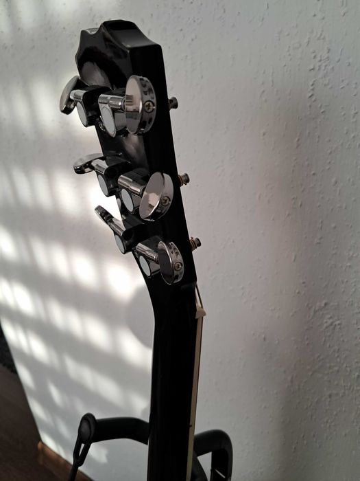 Mikołaj! Gitara akustyczna z przetwornikiem plus wzmacniacz.