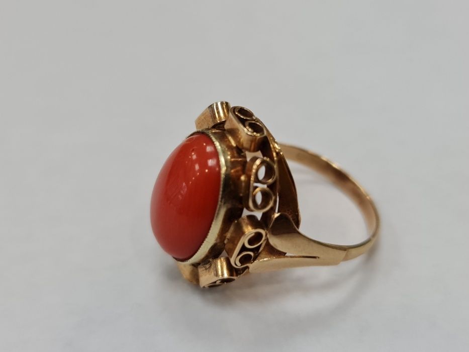 II poł. XX wieku! Złoty pierścionek/ 585/ 5.92 gram/ R16/ Koral