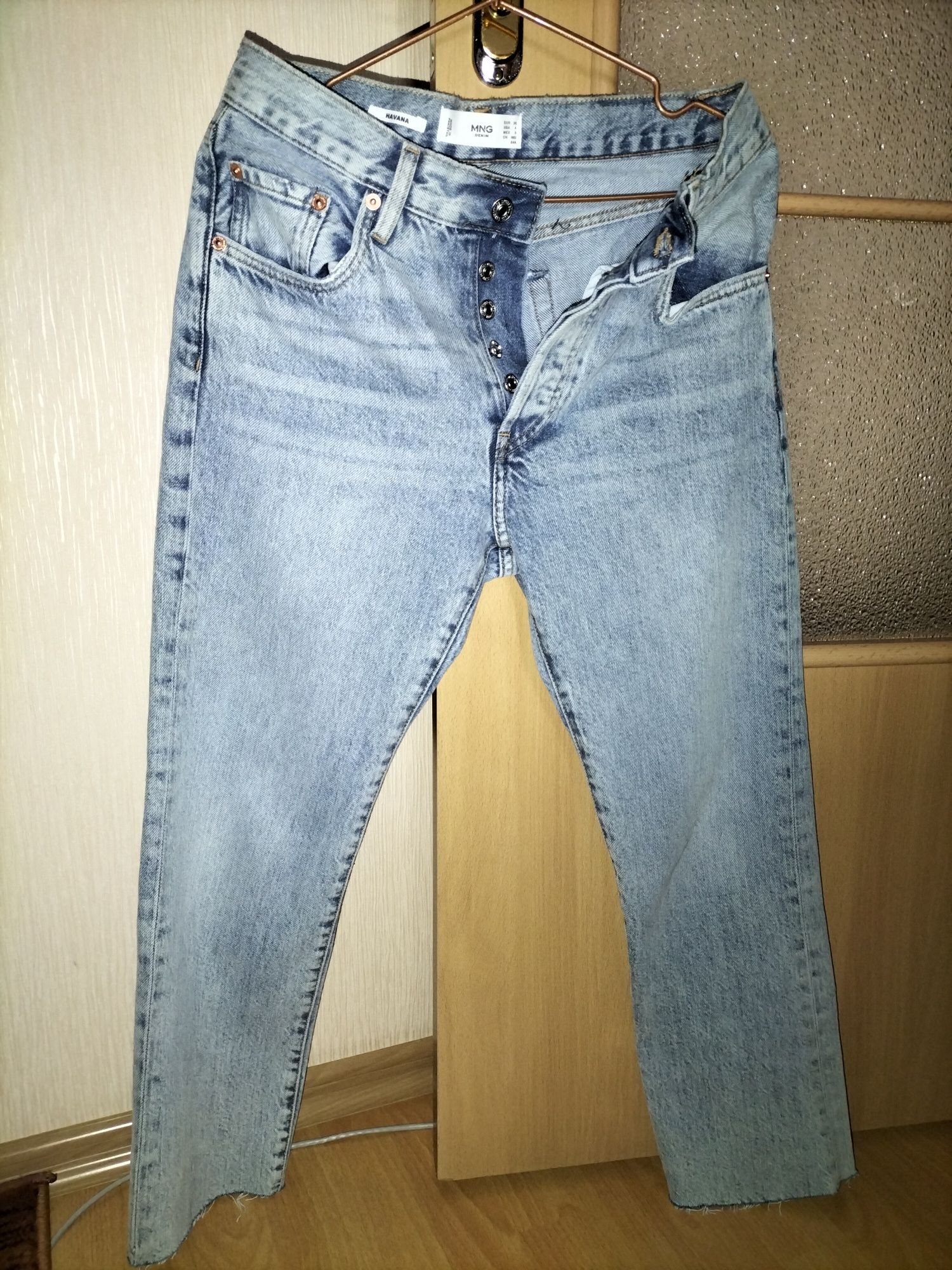 Голубые джинсы Mango