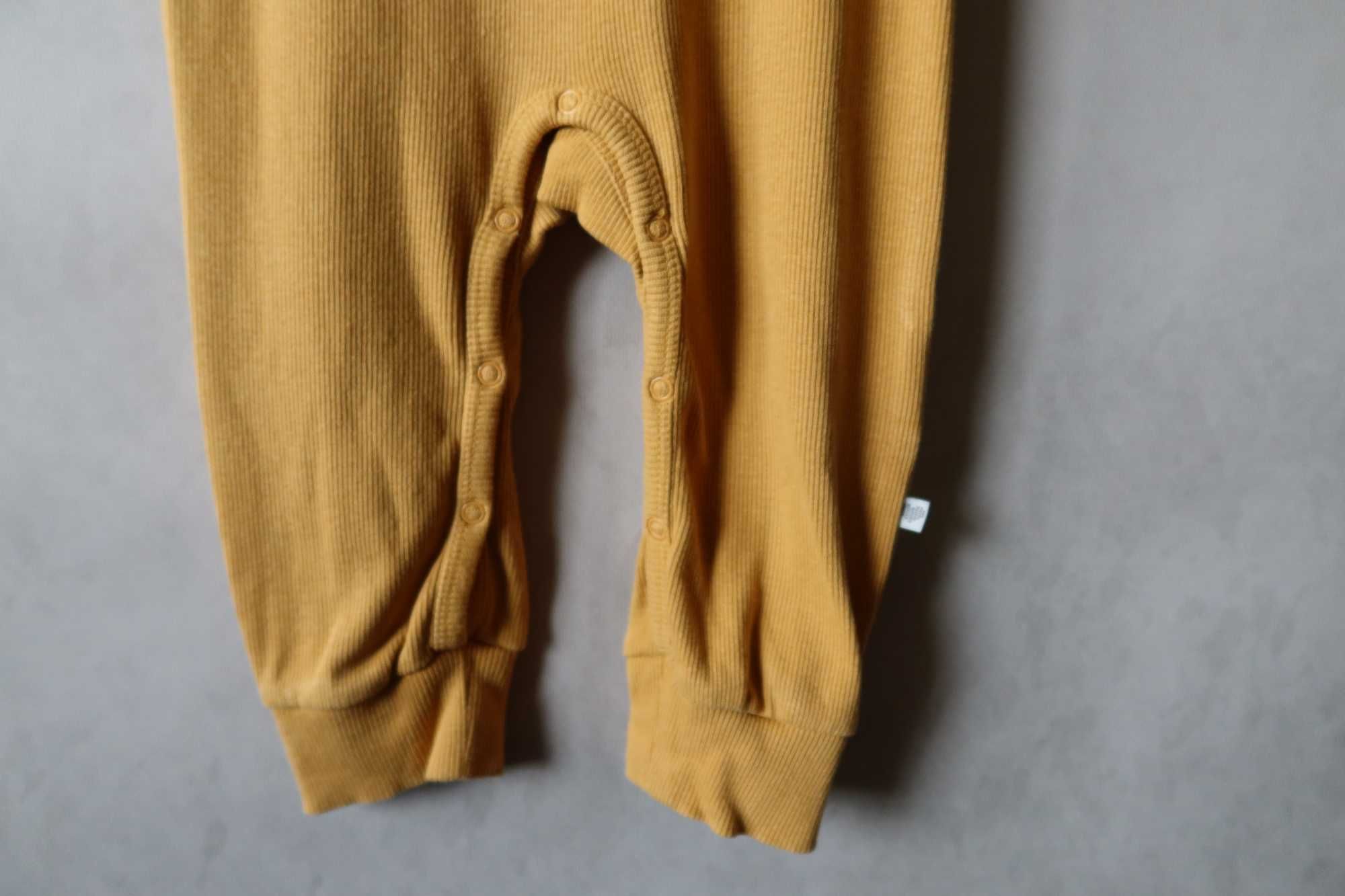 Rampers 74 BEBE prążkowany musztardowy ochra piżamka bez stópek organi