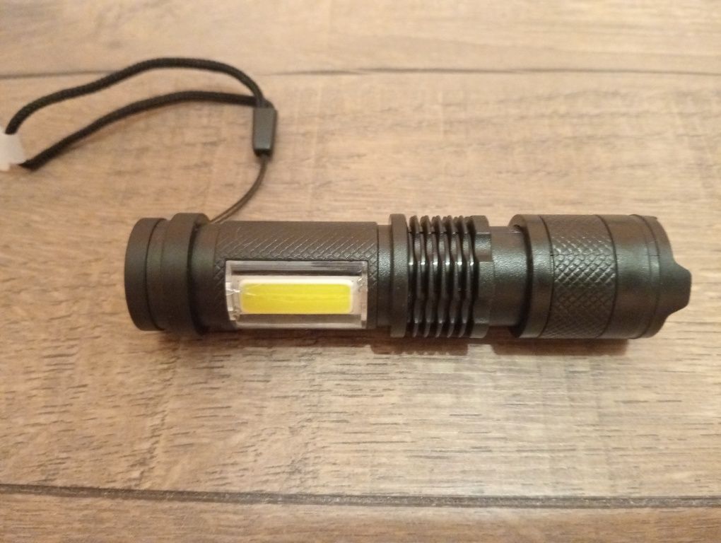 Ergonomiczna latarka z zoomem optycznym