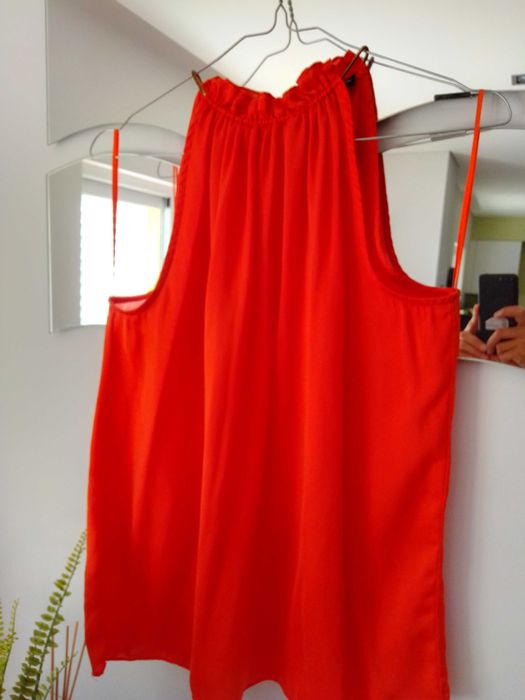 Blusa cor de laranja de atar no pescoço