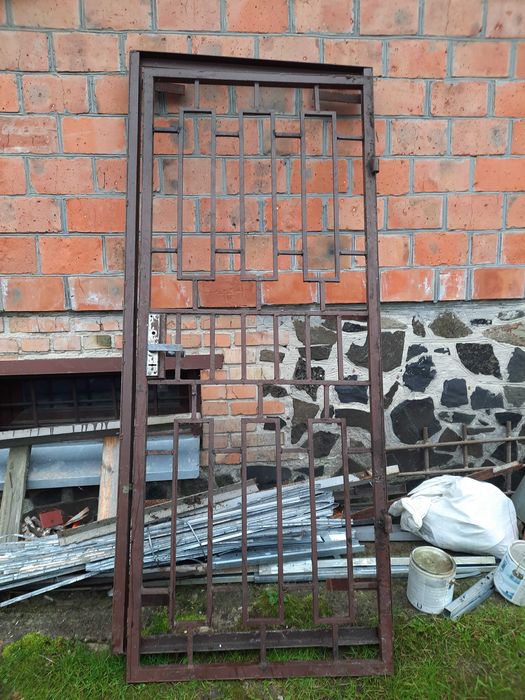 Продам металеві решітчаті двері з коробкою