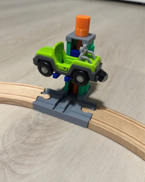 Warsztat/ podnośnik z pokrętłem dla pociągów