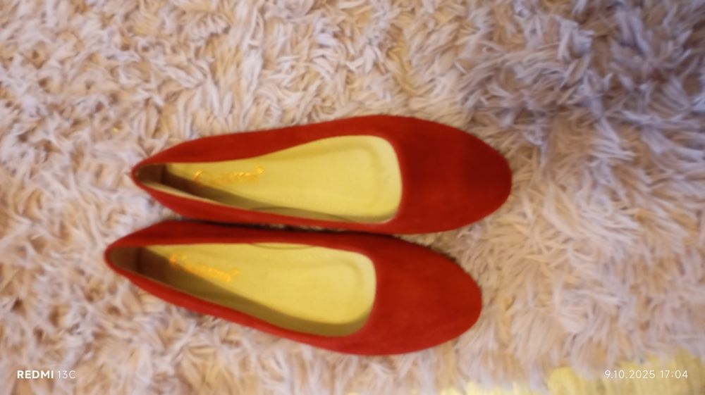 Czerwone, zamszowe baleriny