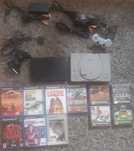 2 PlayStation com jogos.