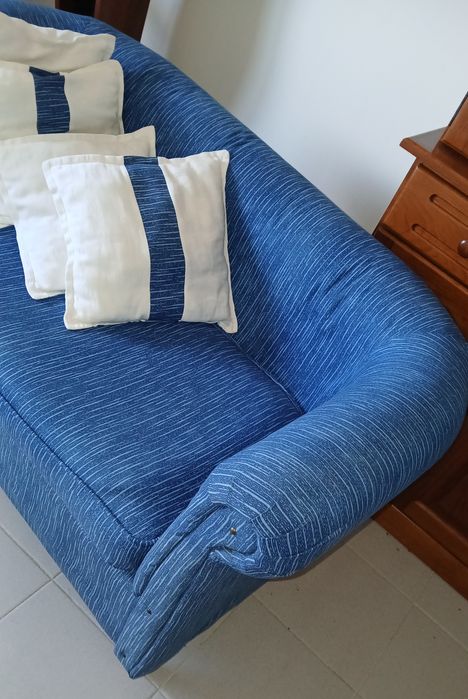 Sofá três pessoas c/ almofadas
