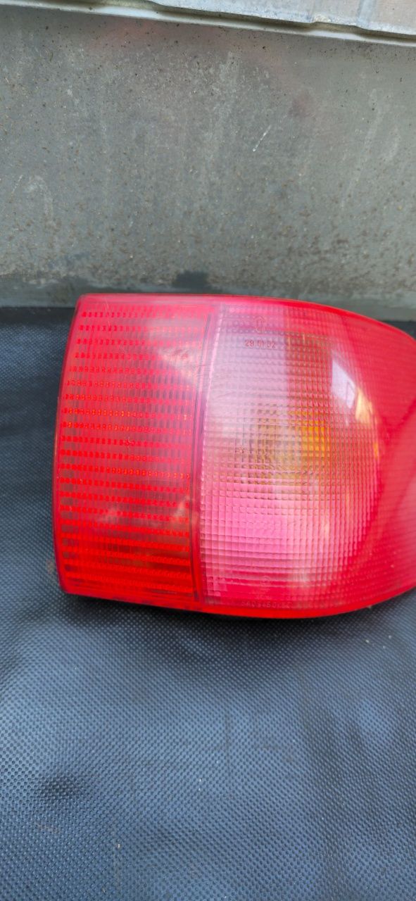 Lampa Tylna Prawa W Błotniku Audi 80 B4 Sedan