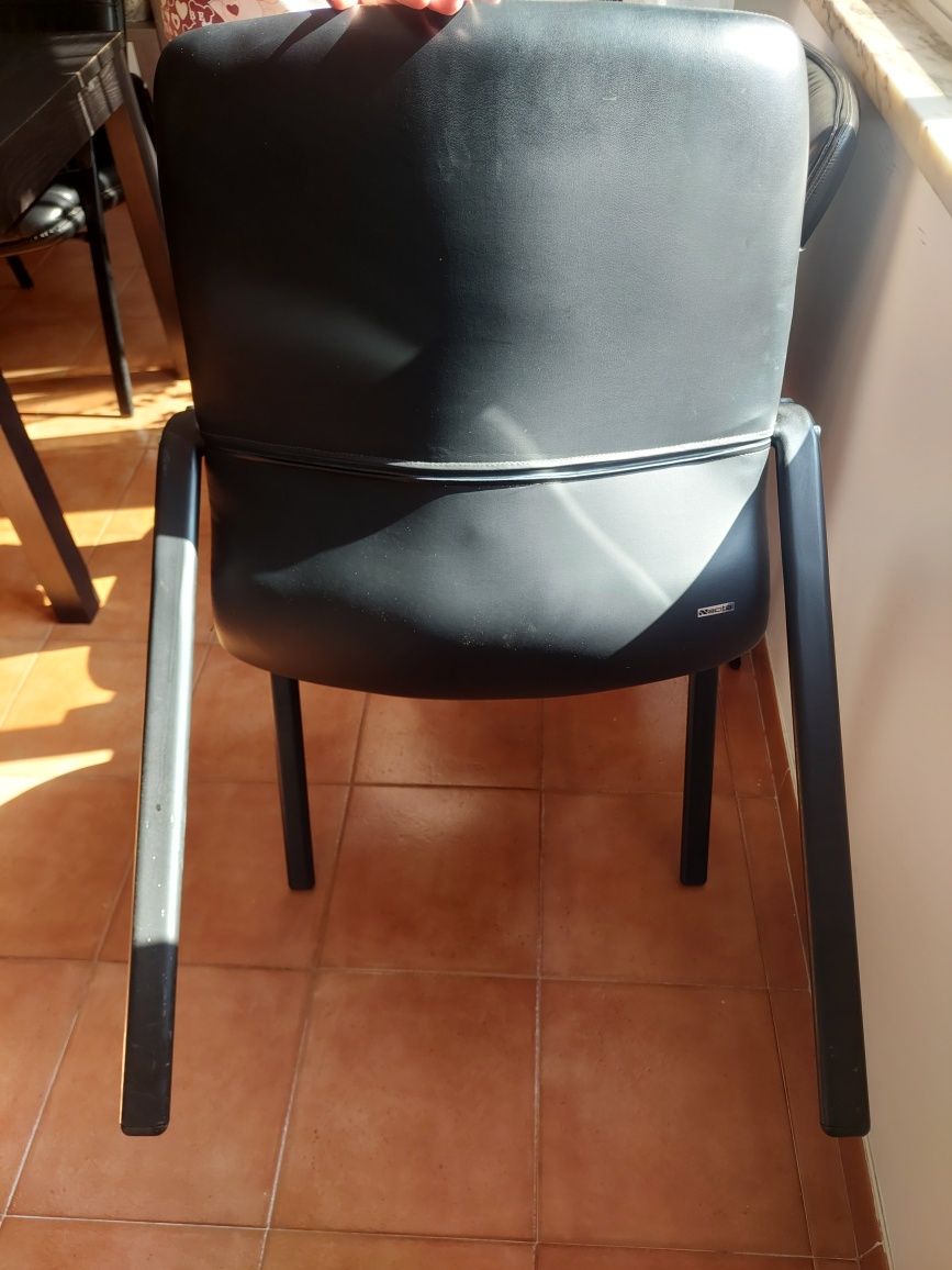 Conjunto de 4 cadeiras em pele