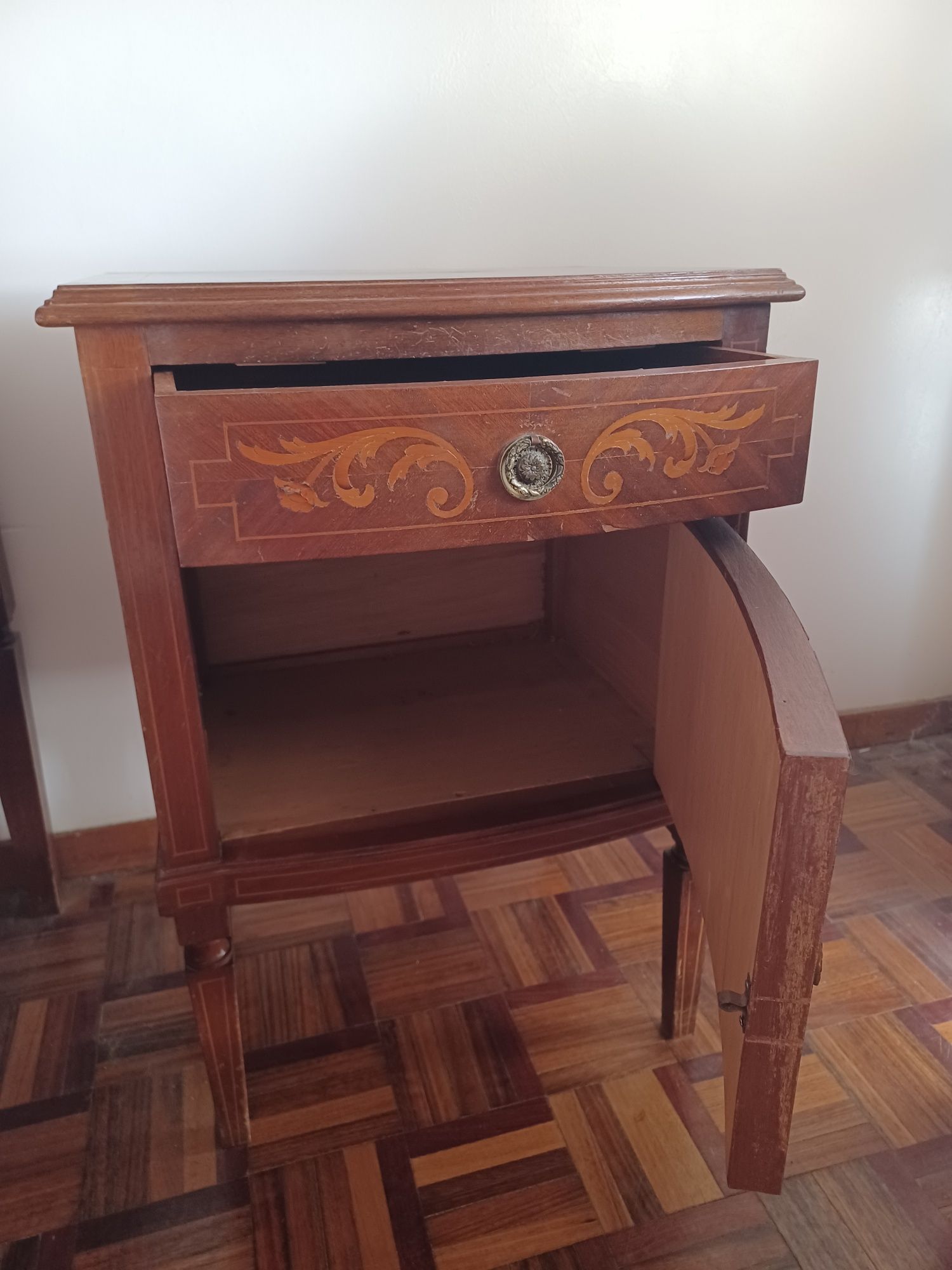Mesas de Cabeceira estilo Dona Maria