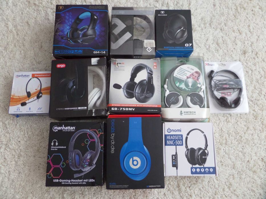 Комплект з 11-ти навушників нових