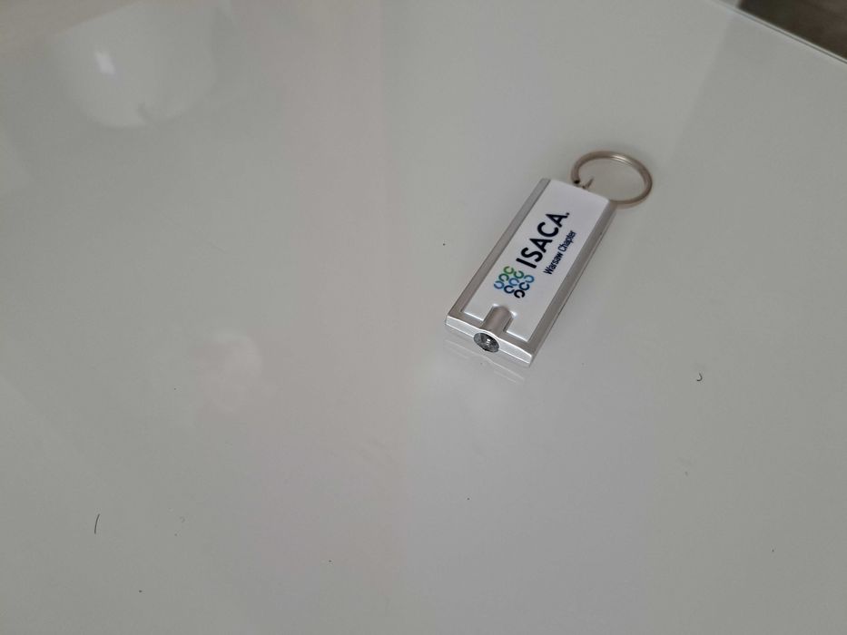 Okazja! Zestaw 4 breloczków z miarą, otwieraczem i latarką.