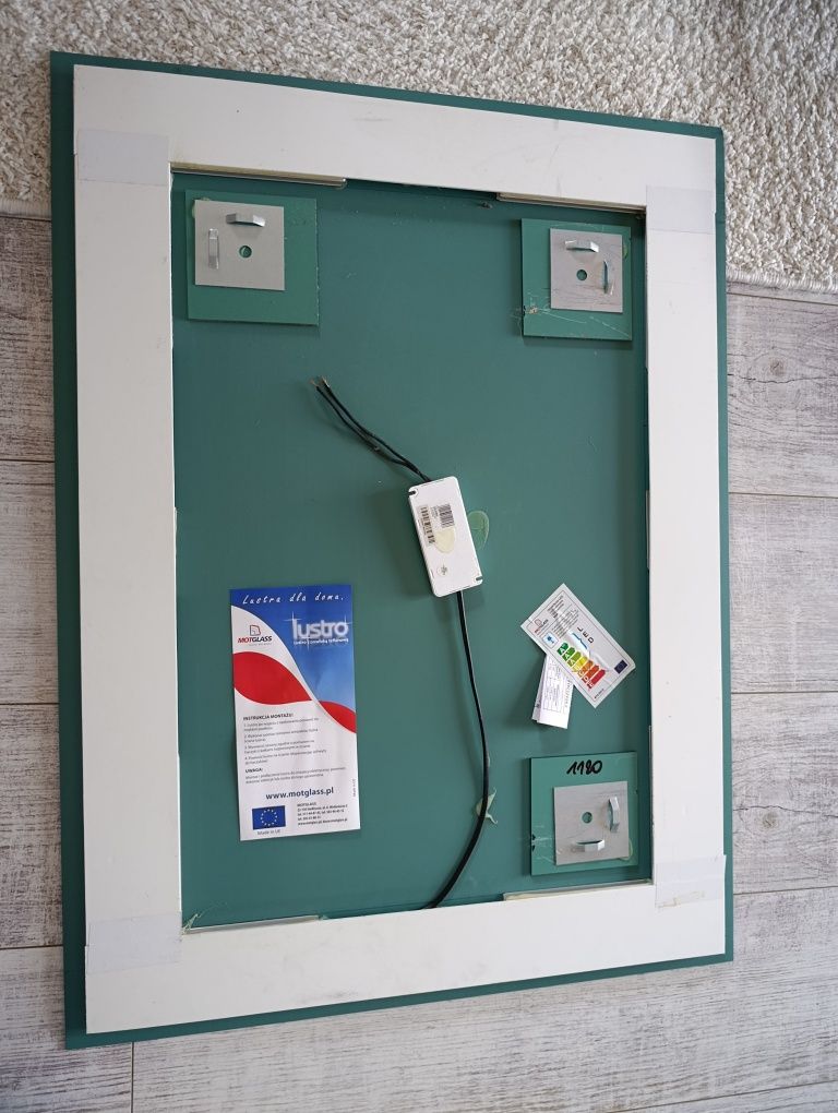 Lustro z oświetleniem
