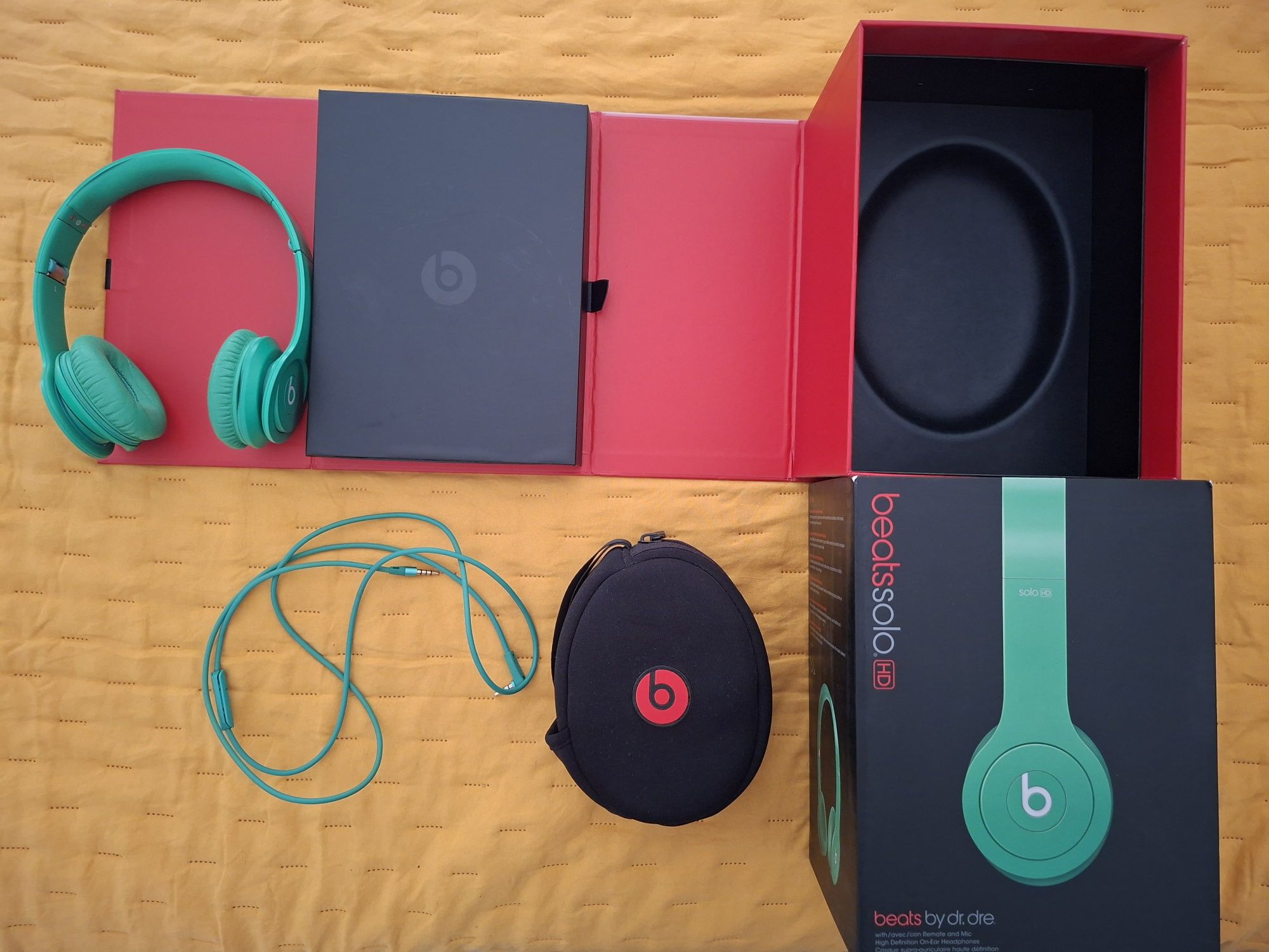 Beats solo HD verdes com todos os acessorios