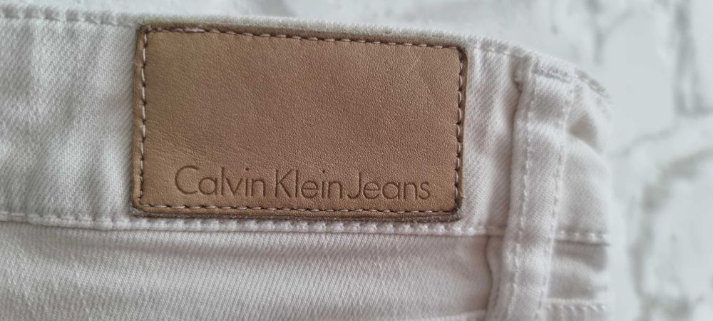 Calvin Klein spodnie białe W28 L30 rurki XS 34