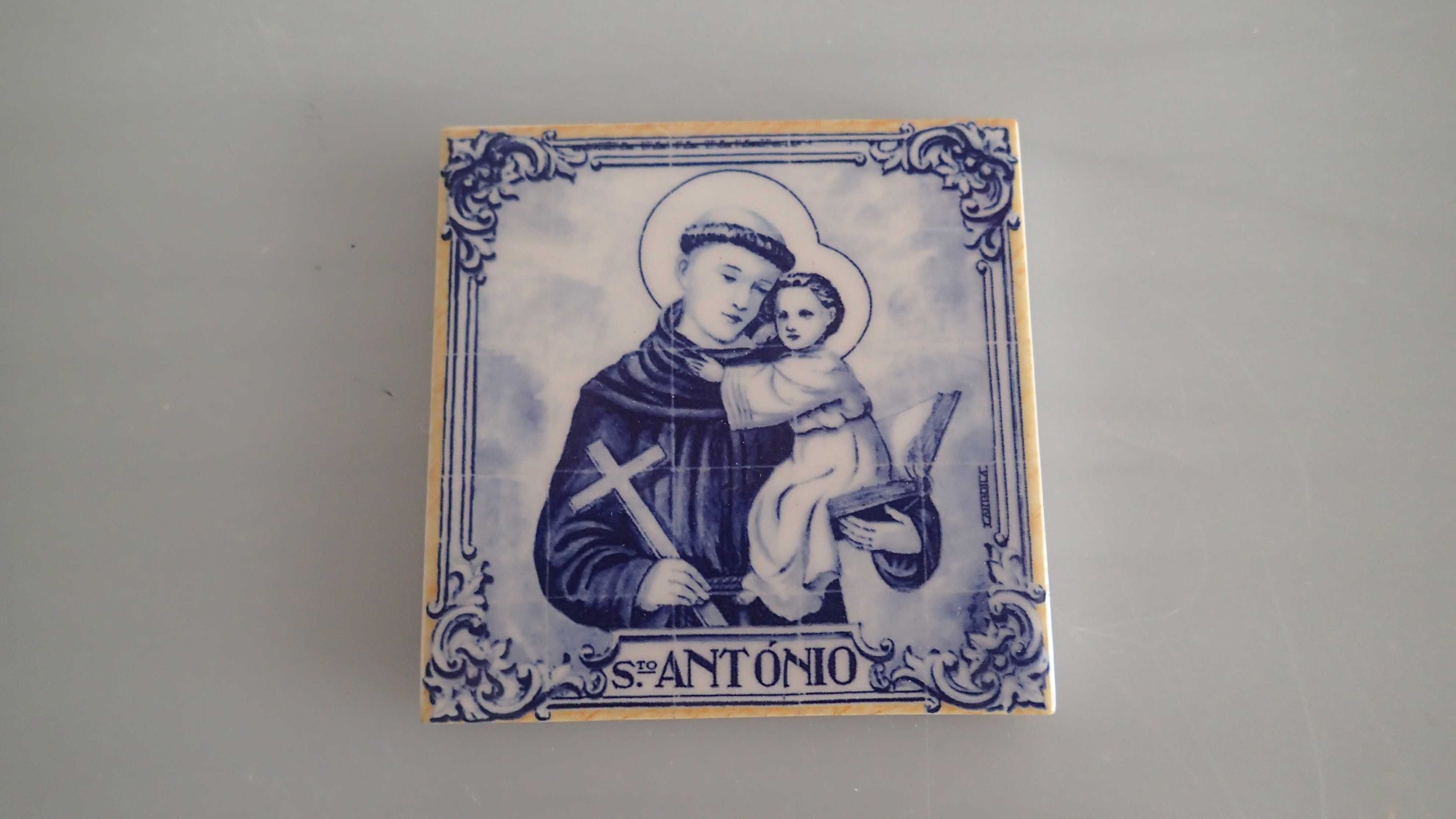 Azulejos com tema Santo António