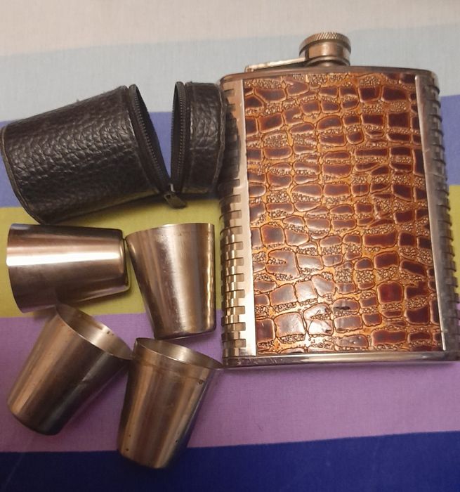 Фляга с рюмками в чехле