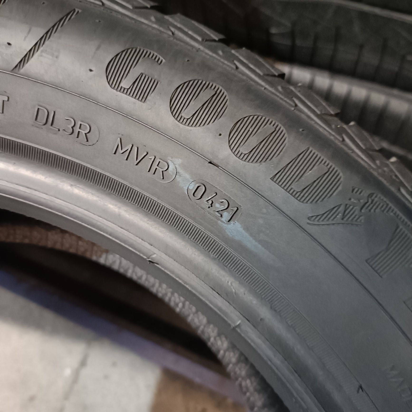 2 lub 4x 215/55r17 Goodyear Vector 4 seasons z 2021r 7.5mm