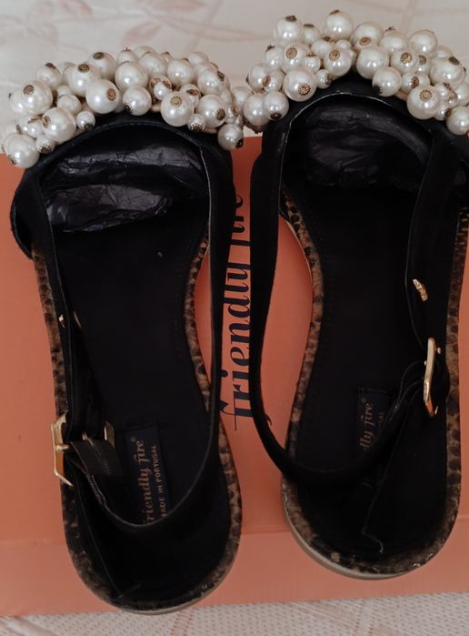 Sandálias com pérolas d marca Friendly Fire