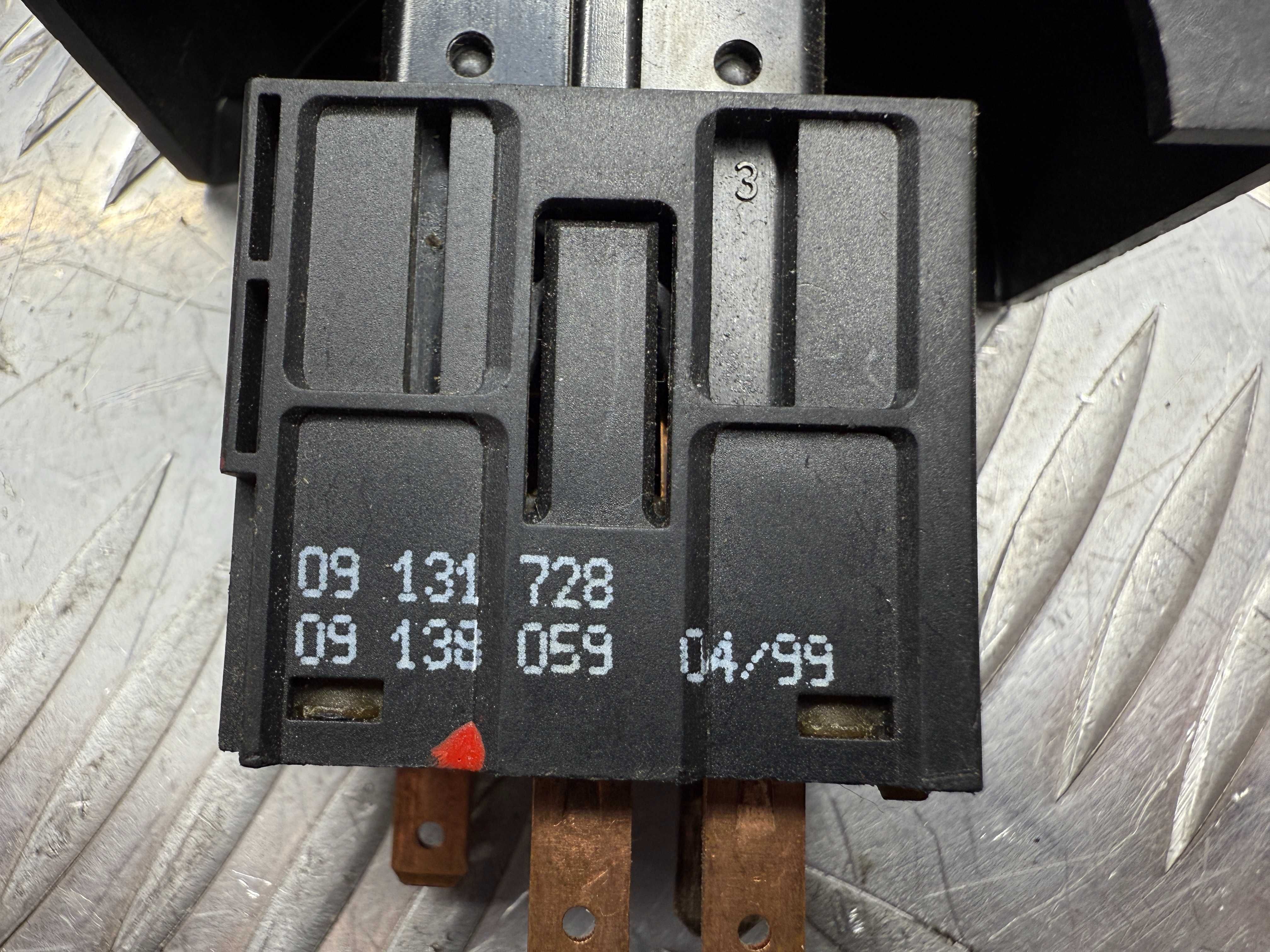 Кнопка аварийной сигнализации аварийка Opel Astra G 09131728