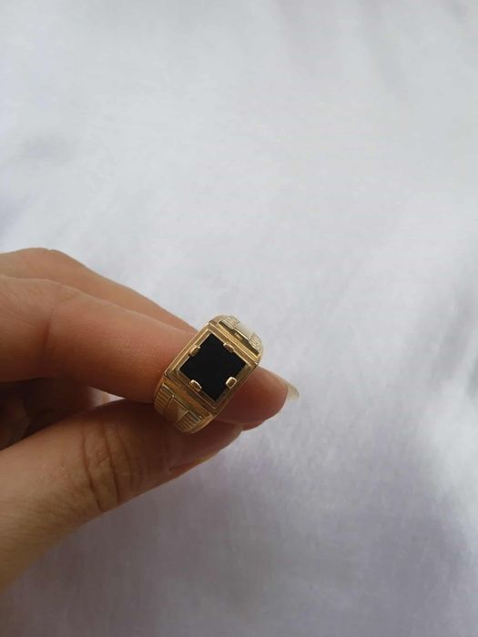 Золота печатка чоловіча з чорним каменем