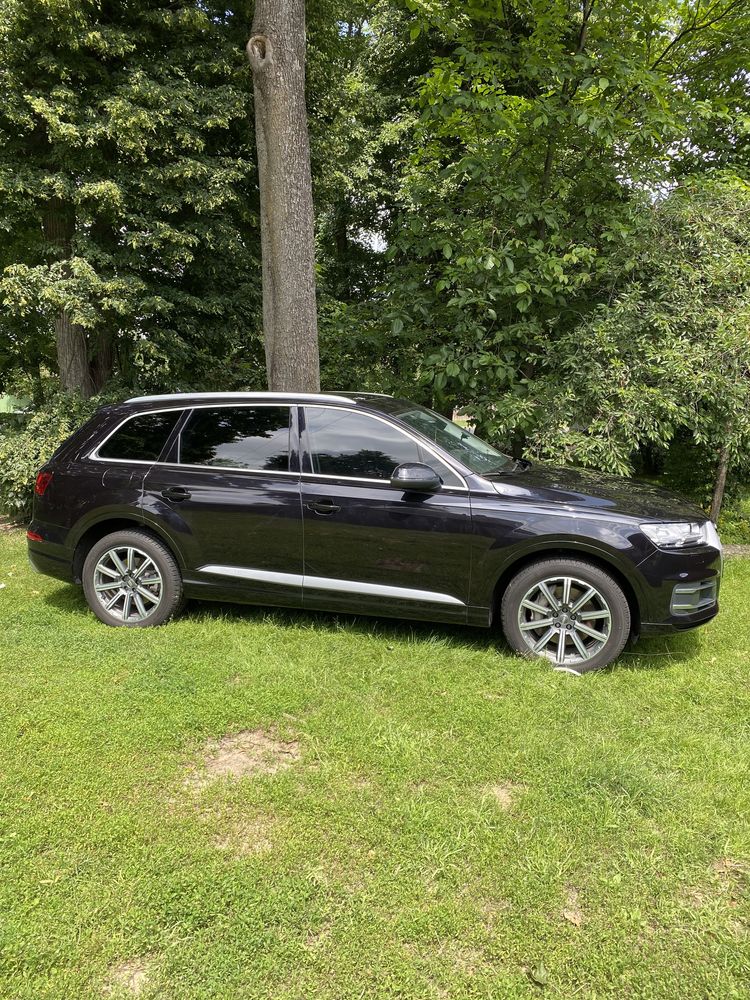 Продам отдичную audi q7 4m