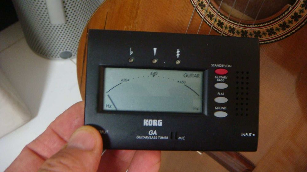 Тюнер для гитары и бас-гитары Korg GA-40 BK