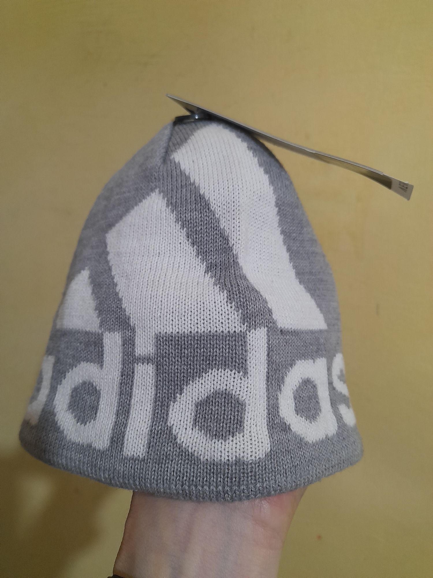 Оригінальна в'язана шапка з великим лого Adidas