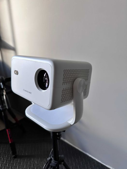 Magcubic L018 проектор 4K з автофокусом та Android 11 для кіно і відео