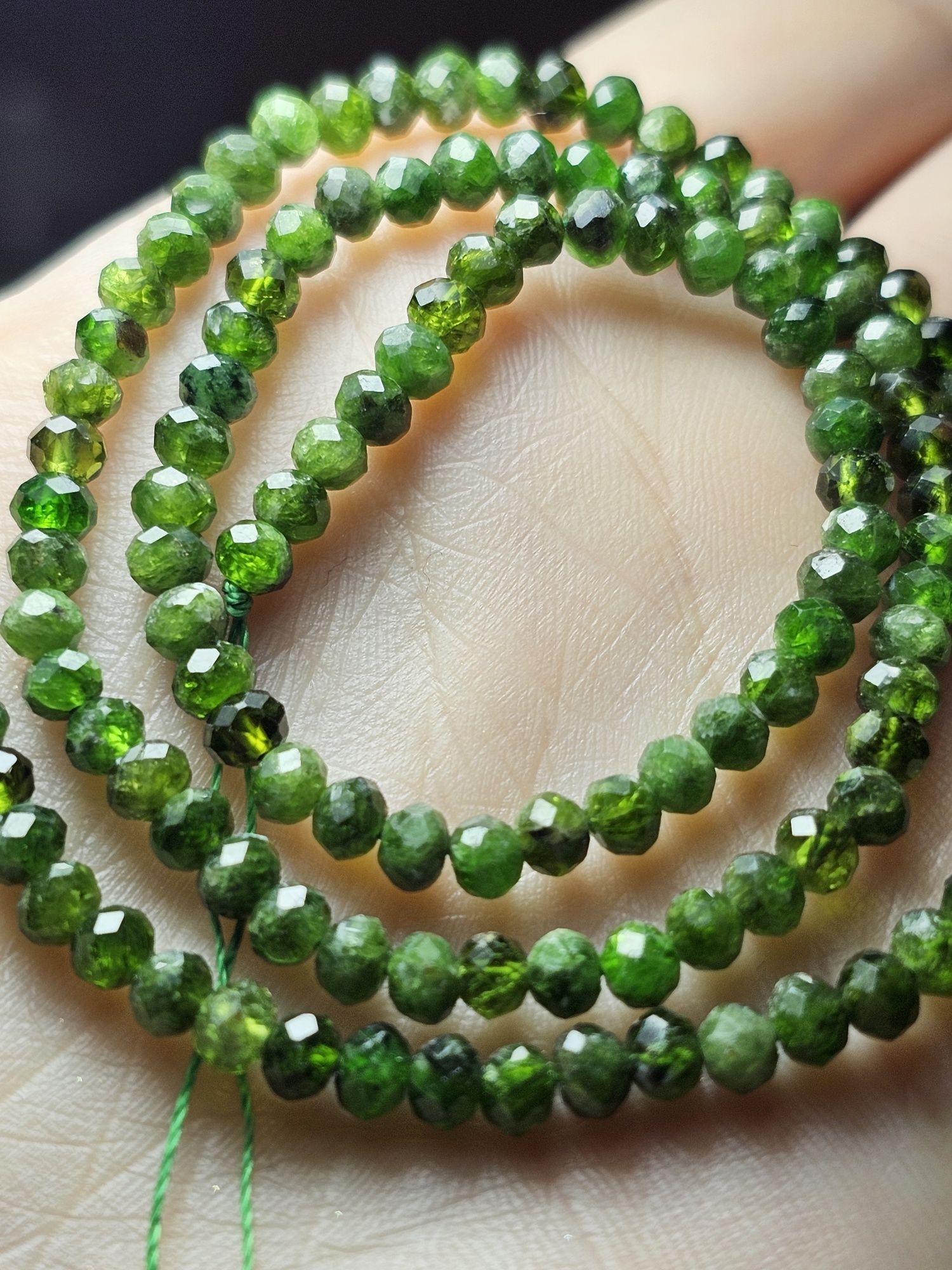 Diopside naturalny 3×4mm nitka