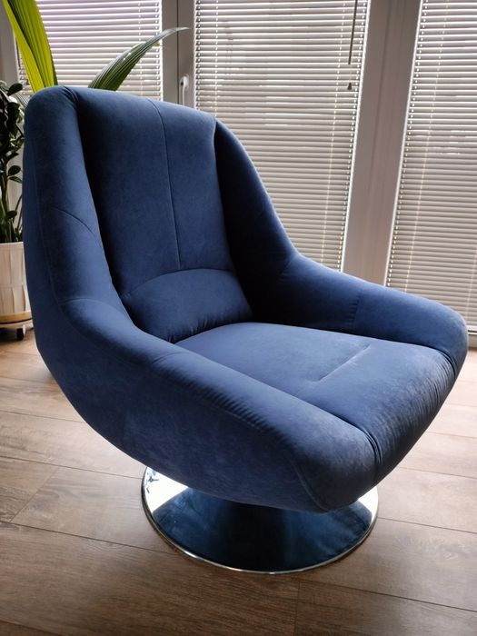 Wygodny  welurowy niebieski  fotel obrotowy z chromowaną podstawą