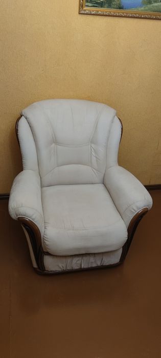 Продам диван з двома кріслами