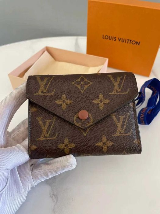NOWOŚĆ Louis Vuitton Victorine LV Monogram Mały Portfel Brązowa klamra