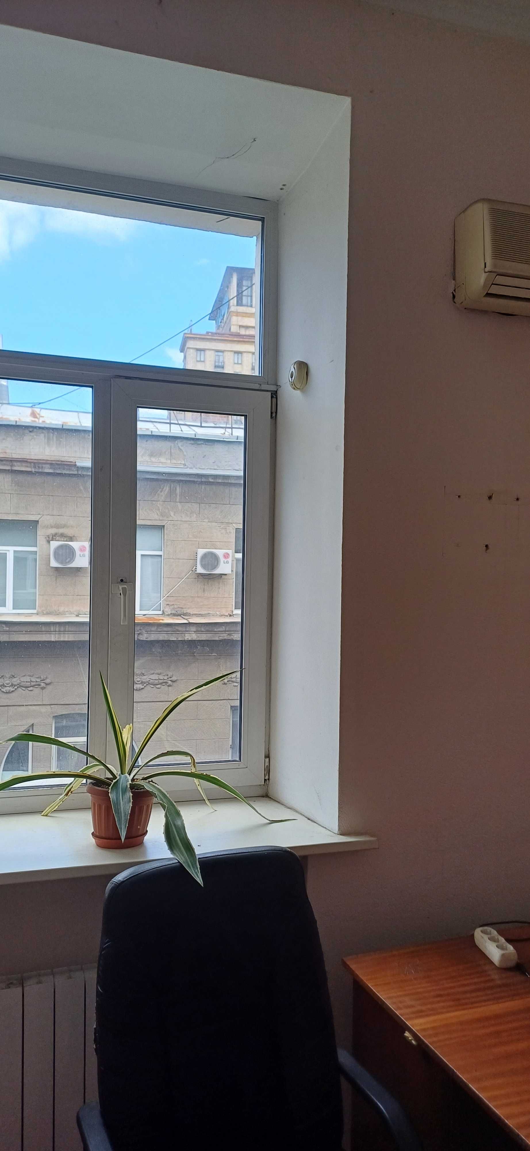 Продаеться богатокімнатна квартира під ремонт в самому центрі міста