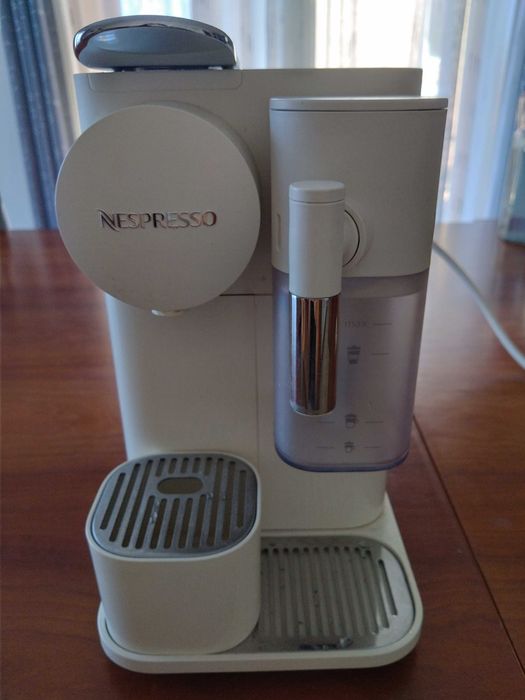 Máquina de café Nespresso latissima one