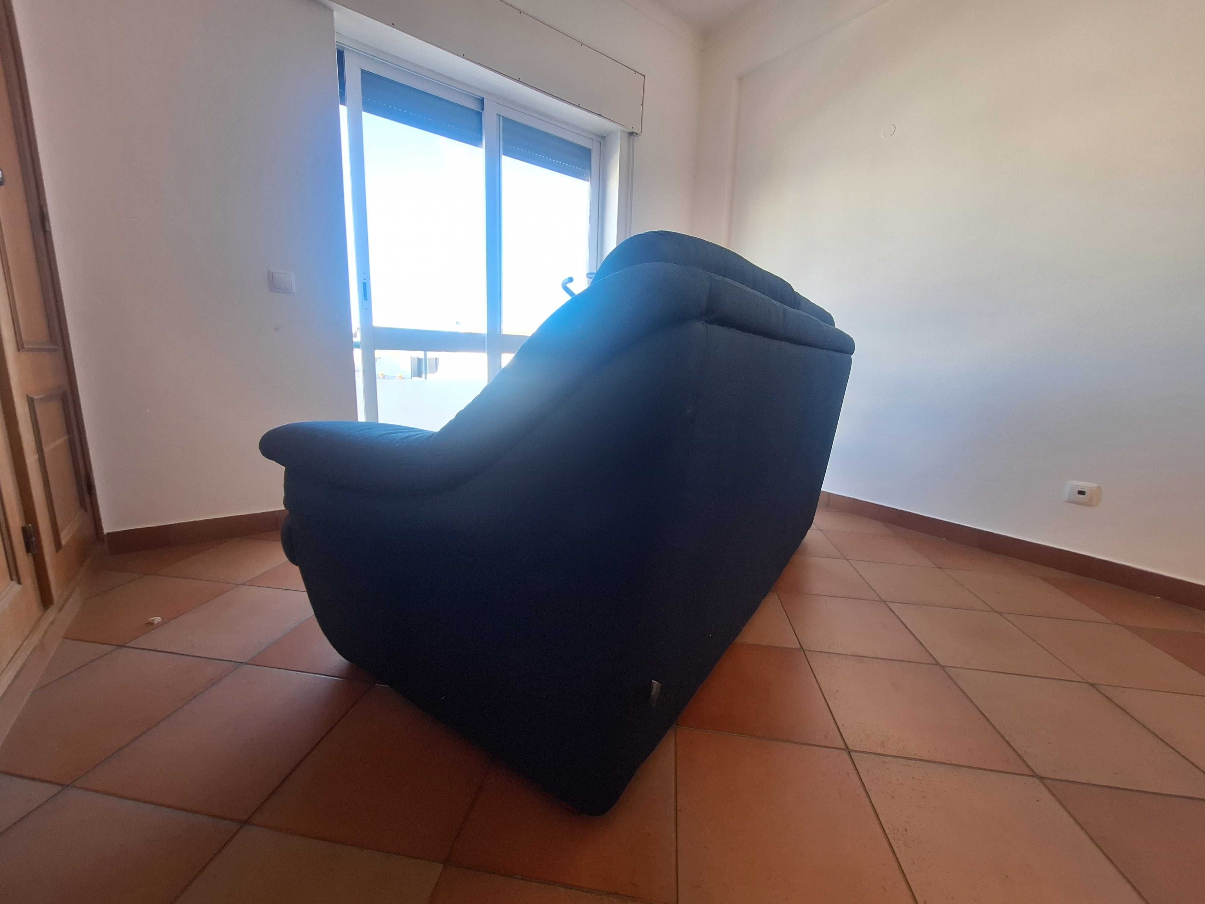 Sofá azul impacável