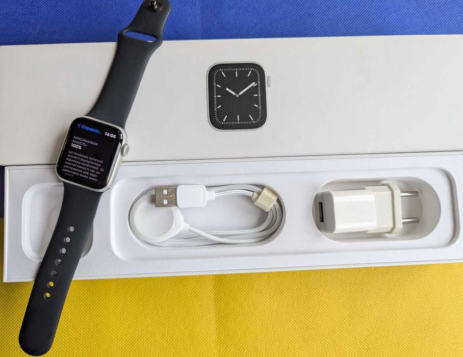 Комплект на подарунок Apple Watch 5 40 mm silver все працює