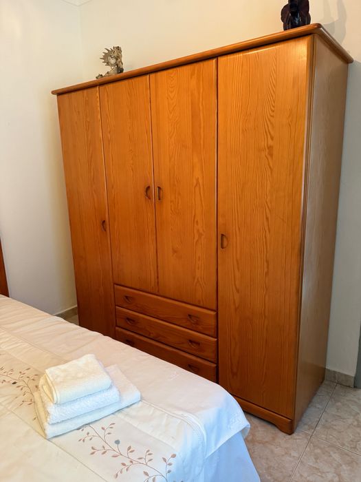 Roupeiro de madeira dura