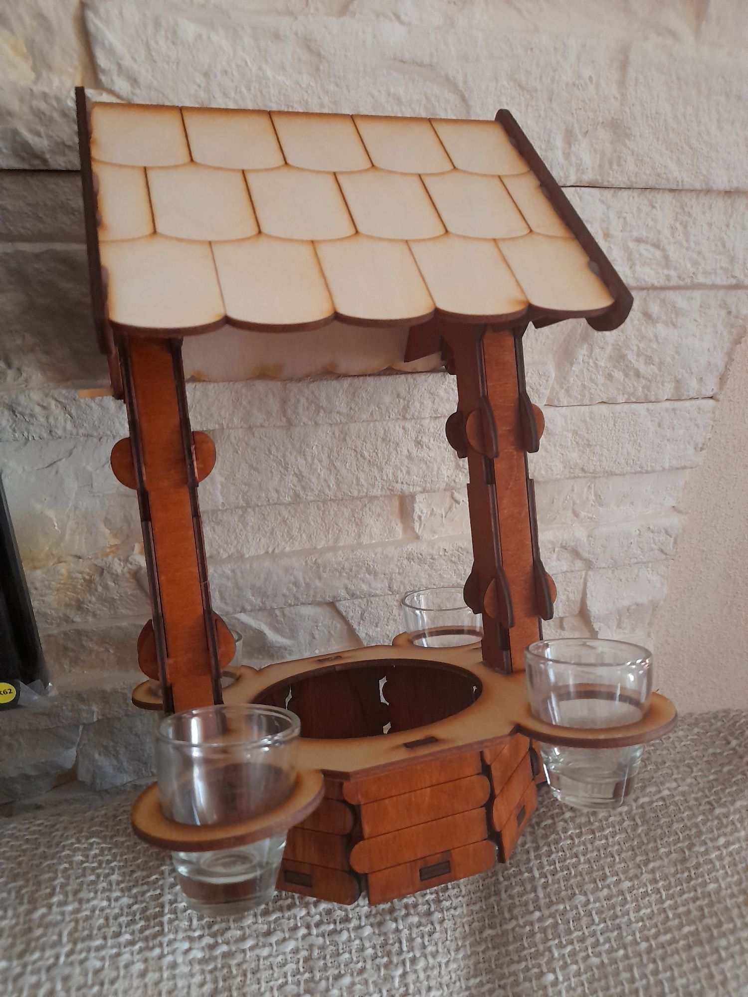 Nowy drewniany stojak studnia na whisky wino wódke z kieliszkami