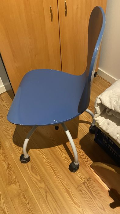 Secretaria, cadeira e armario de gavetas e prateleIras
