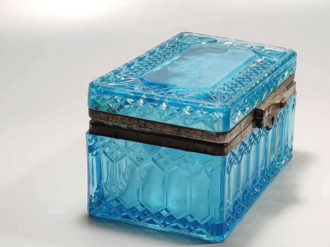 Pudełko caddy pudełko  „Szczenięta w koszu” kolorowe szkło 19 wiek