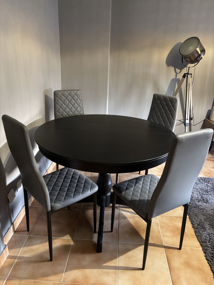 Mesa redonda extensível INGATORP – Preto (110/155 cm) + 4 cadeiras