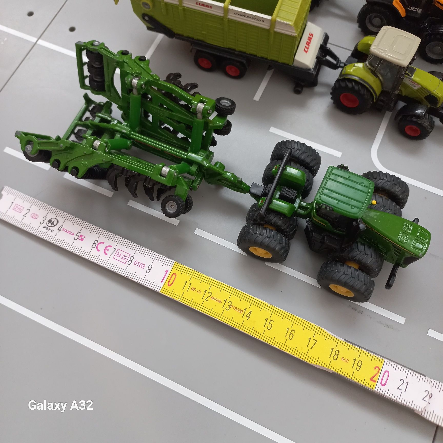 Siku 9630 traktor z kultywatorem 20 cm St.bardzo dobry